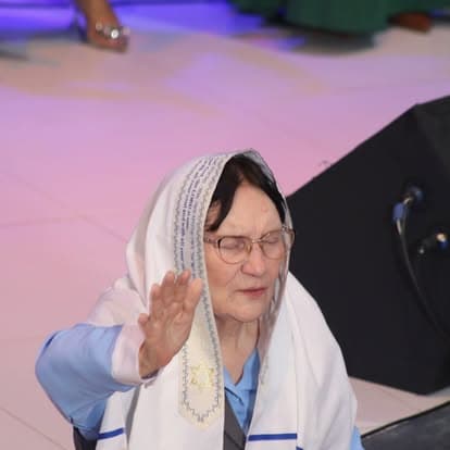 Hermana orando durante el culto