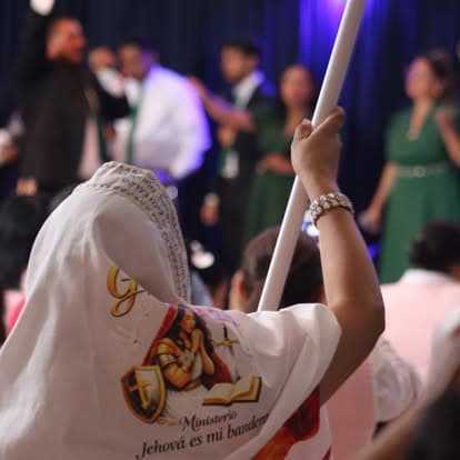 Bandera de intercesión en alto durante la alabanza