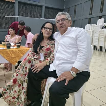 Pareja de esposos en el culto